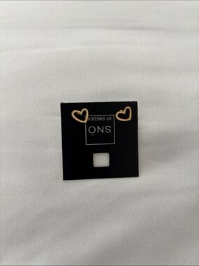 Heart shaped beautiful elegant earrings from Sweden. Non Allergic. Gold color